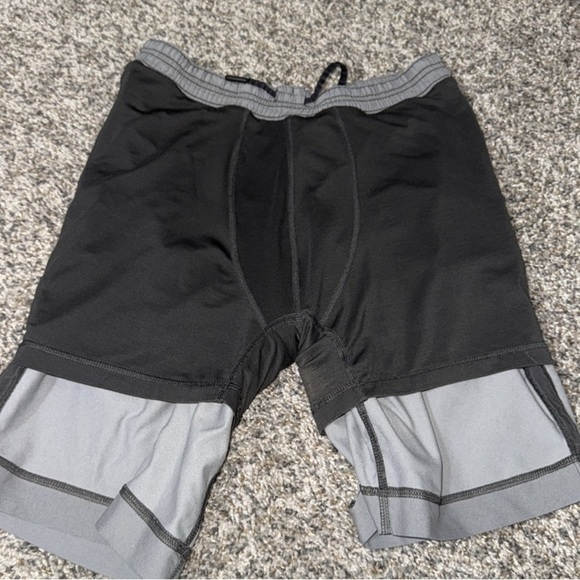 Lululemon Men's Gray Athletic Shorts SZ M .
Used in good condition. - Picture 6 of 8